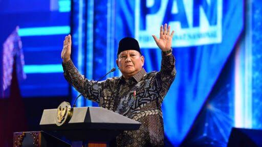 LambeSahamjja's tweet photo. menteri ham natalius pigai bela prabowo soal pernyataan pakar gobl*k:
- pigai tegasin kritik prabowo gak ditujukan ke semua pakar sama akademisi indonesia
- katanya prabowo khusus ngritik kelompok yang disebut post truth
- pigai jelasin kelompok itu pihak yang dinilai berupaya bungkam atau abaikan kebenaran
- pigai juga singgung ada yang pake label pakar 
- padahal perannya sebenernya aktivis influencer atau partisan politik