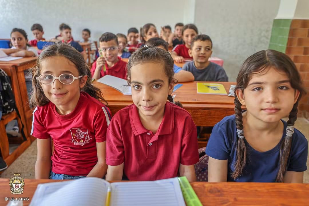 PGabRomanelli's tweet photo. 📚 ¡La escuela vuelve a abrir sus puertas en Gaza!

Hoy, 22 de septiembre, después de casi tres años de interrupciones, volvimos a recibir a nuestros alumnos en la Escuela del Patriarcado Latino de Gaza. Más de 1.000 niños y jóvenes, desde el jardín de infantes hasta el último año, regresaron a las aulas.

Después de meses de preparación y tantas dificultades, volver a ver a los niños en la escuela fue una inmensa alegría. Hoy vimos lágrimas de alegría en los ojos de los niños y de sus padres al verlos regresar después de tres años de inestabilidad.

Que este nuevo comienzo sea un signo de esperanza y de paz para Gaza.

📸 https://t.co/rZNiaoLzK2
