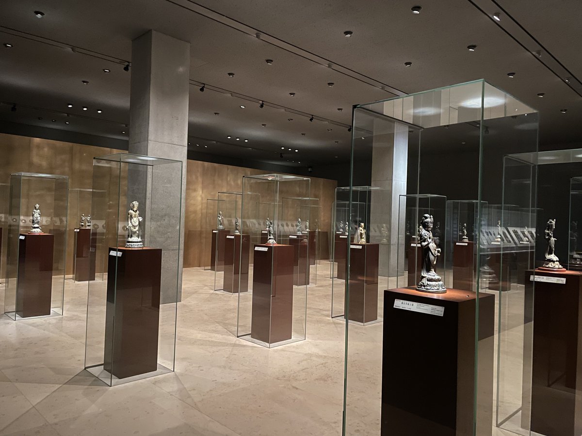 taktwi's tweet photo. 連休でどこも混雑してますが東京国立博物館法隆寺宝物館はとても快適に、国宝・重文と向き合えます。

写真は本日午後の展示室 https://t.co/SiJ2R2pTC7