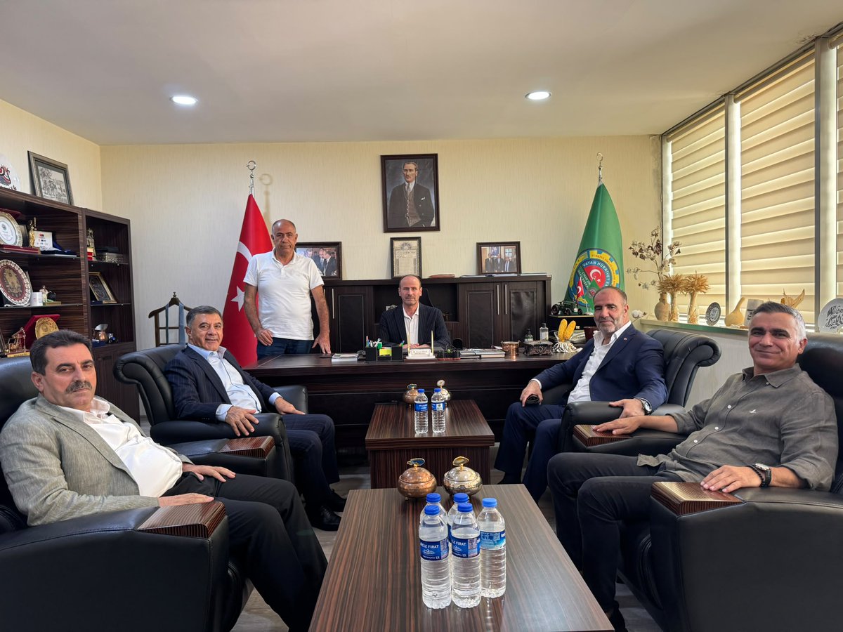 DiyarbakirTB's tweet photo. Borsamız Yönetim Kurulu Başkanı ve TOBB Yönetim Kurulu Üyesi Engin Yeşil, Meclis Başkanımız Ahmet Ay, Meclis ve Yönetim Kurulu Üyelerimizle birlikte Diyarbakır Ziraat Odaları İl Koordinasyon Başkanı Mehmet Cevat Delil’i ziyaret etti.

Nazik ev sahipliği için Sayın Mehmet Cevat Delil’e teşekkür ediyoruz.