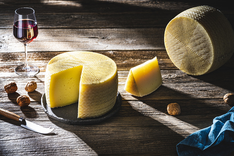 NidiaJochuit's tweet photo. Probamos el queso manchego artesanal: cremoso, con sabor intenso a hierbas y nueces, perfecto con vino tinto y pan. 10/10 recomendado! https://t.co/8OWFANxfP3