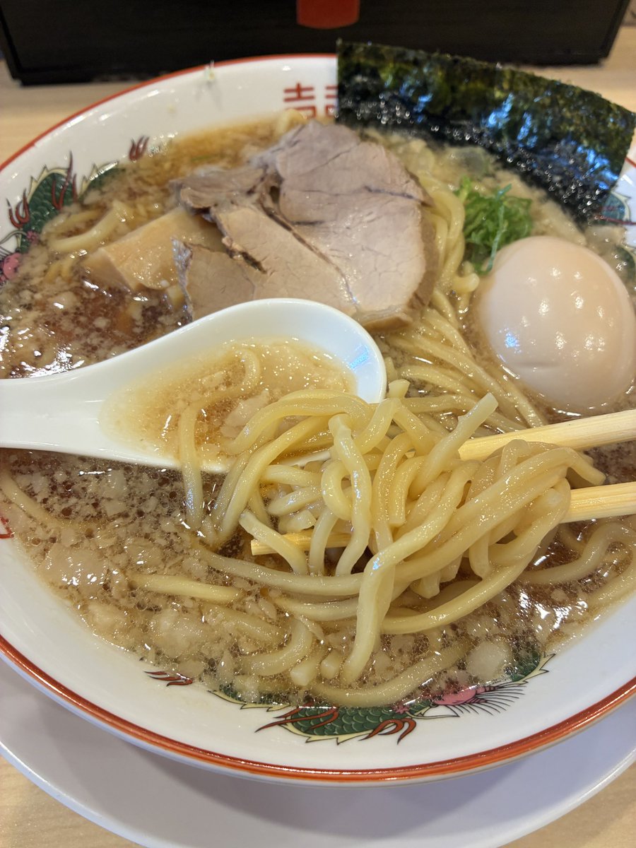 ramentabezou's tweet photo. 特製地鶏中華そば 醤油。鶏の旨みがしっかり出た澄んだスープに細麺、チャーシューやワンタンまでバランス良し。無料トッピング多数🌟お隣さんの油そばも美味しそうだった😋熊谷駅でこの一杯が食べられるのはありがたい。
#熊谷 #中華そばよしかわ https://t.co/JkB7EcyNwa