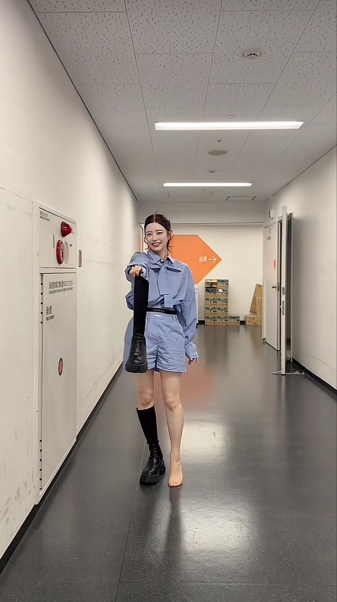 FZzzzzzzzFZ's tweet photo. 靴どうのこうのより、脚が綺麗すぎる。
#月足天音 https://t.co/DK5lLZW1D4