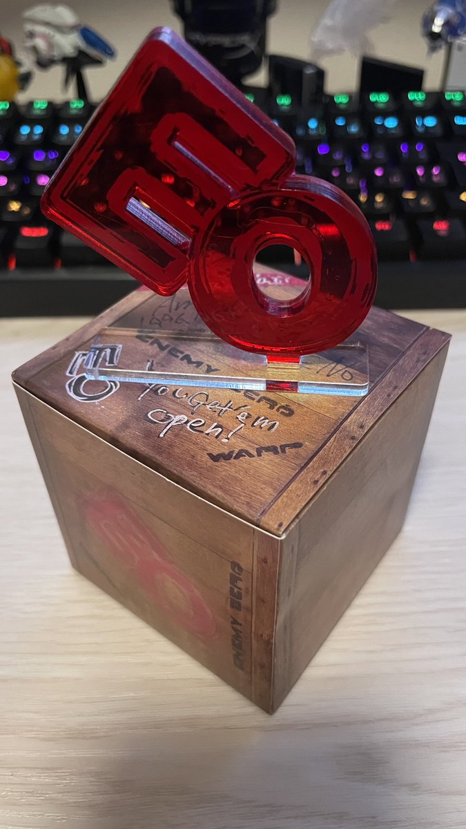 LCDR8bit's tweet photo. お目当てのE0アクリルロゴとONE-DOT GAMESピンバッジもゲット✨
飯野さん、30周年おめでとうございます🎊
今日はオリオンビールで乾杯🍻
#エネミー・ゼロ #enemyzero #thetenthmosaic https://t.co/g2CnqxwBKt