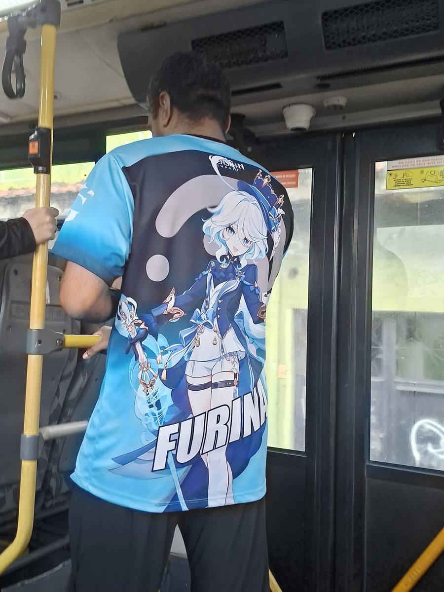 clairoboyred's tweet photo. O CARA COM A BLUSA DA FURINA NO ONIBUS TO PASSANDO MAL https://t.co/OcYGRLPApP