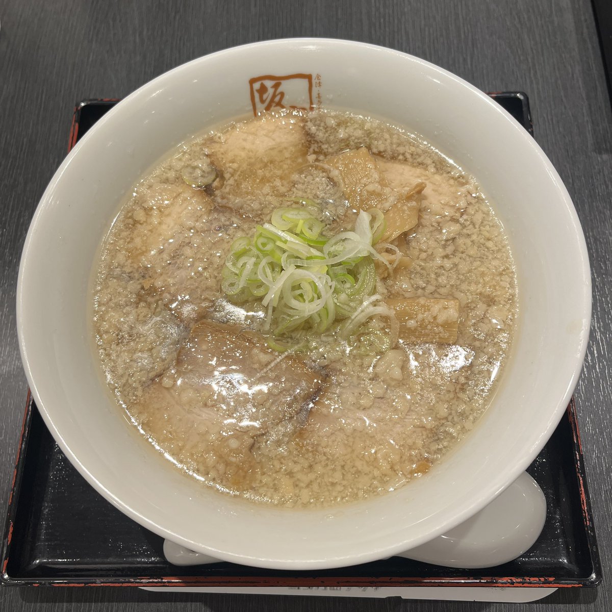 hoit_510's tweet photo. 喜多方ラーメン坂内 博多駅前店
背脂たっぷり喜多方ラーメン

飲んだ〆に喜多方ラーメン。背脂トッピングは福岡店限定らしいが美味すぎて他の店舗が気の毒に感じるレベル🤤

#贅沢すぎる〆

このラーメンは割とガチで毎日食える。また食べに来ます！ https://t.co/GQqEoOIdu4