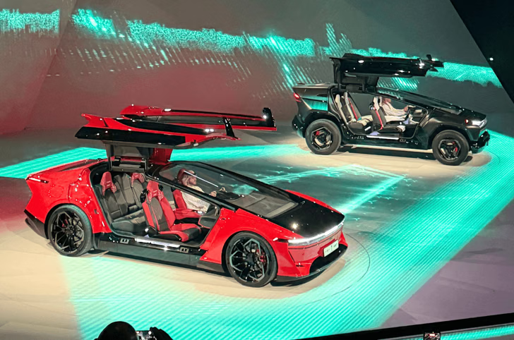 PluginJourneys's tweet photo. 🚨 Saudi Arabia is officially entering the electric hyper-performance race! 🇸🇦⚡
#CEER has debuted its flagship #Exobot sedan and SUV, packing a tri-motor setup with up to 1,111 hp, a 2.1-second 0-100 km/h sprint, and a massive 48-inch 8K display! 🤯 
 #ElectricHypercar https://t.co/BEv0I6ZBx5
