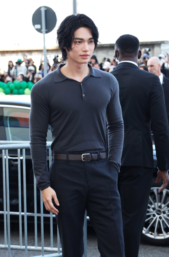 AboutMusicYT's tweet photo. Win Metawin melts the world with his beauty at the Prada Fashion Show. https://t.co/usI0SAe4fQ