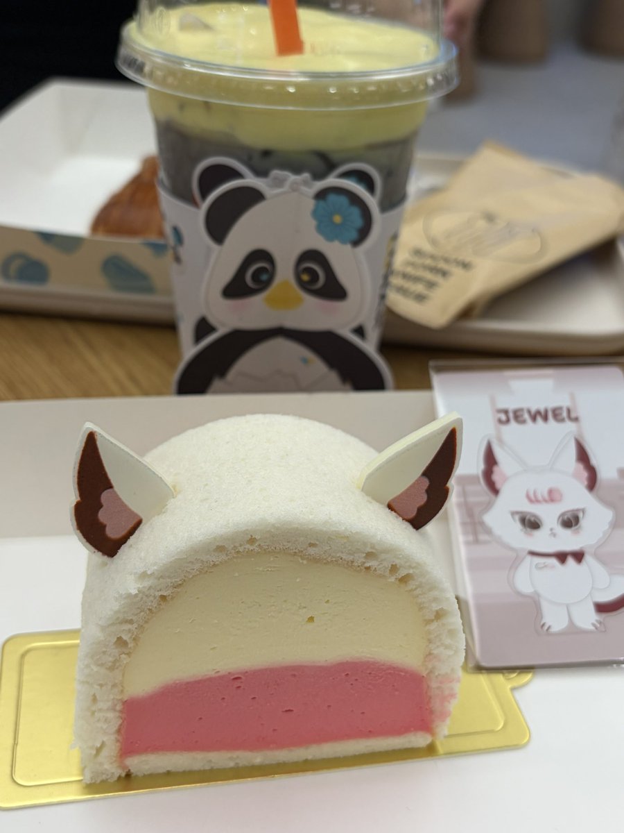 itspertkung's tweet photo. คือกำลังกินเนื้อเจเวล แล้วเจอจิงจิงยูพอดีหมวยหันมายิ้มอุ๋งให้ทุกคนเลย น่ารักมาก 😭😭😭❤️‍🩹❤️‍🩹❤️‍🩹 https://t.co/gwuhmHZhEz