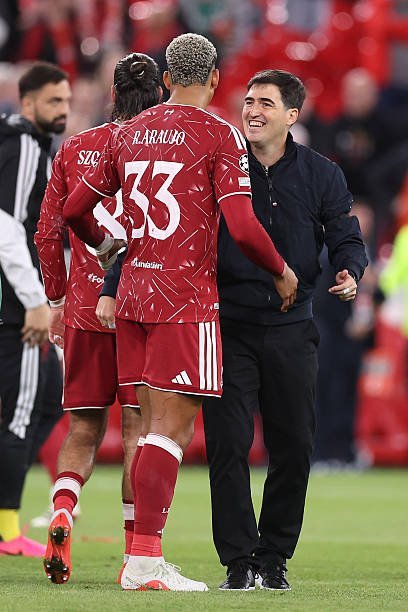 centrekop's tweet photo. 🚨🚨🌕| 𝐈𝐍𝐅𝐎: Iraola called Araújo to sell him on the move to Liverpool. He agreed to it immediately. Within 48 hours, the deal was done &amp; he signed on loan.

It is understood he is already hopeful of making the move permanent for a pre-agreed fee of £47.1m.

[@LewisSteele_] https://t.co/3OARYqSov2