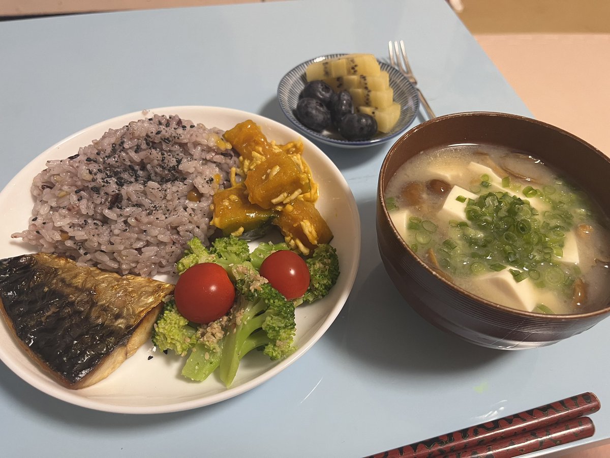 errrika2019's tweet photo. 今夜はワンオペ最終日❣️
普段は食事に集中できるよう、テレビのないダイニングで食事をするのですが、今日はバレーボールアジア大会の決勝が19時からある🏆ということで…(うちのこどもたちは🏐チームに所属中)
特別にテレビの前に簡易テーブルを出して、観戦しながら楽しく夕飯を囲みました🤗🍽️ https://t.co/sq0Ddl0eyc