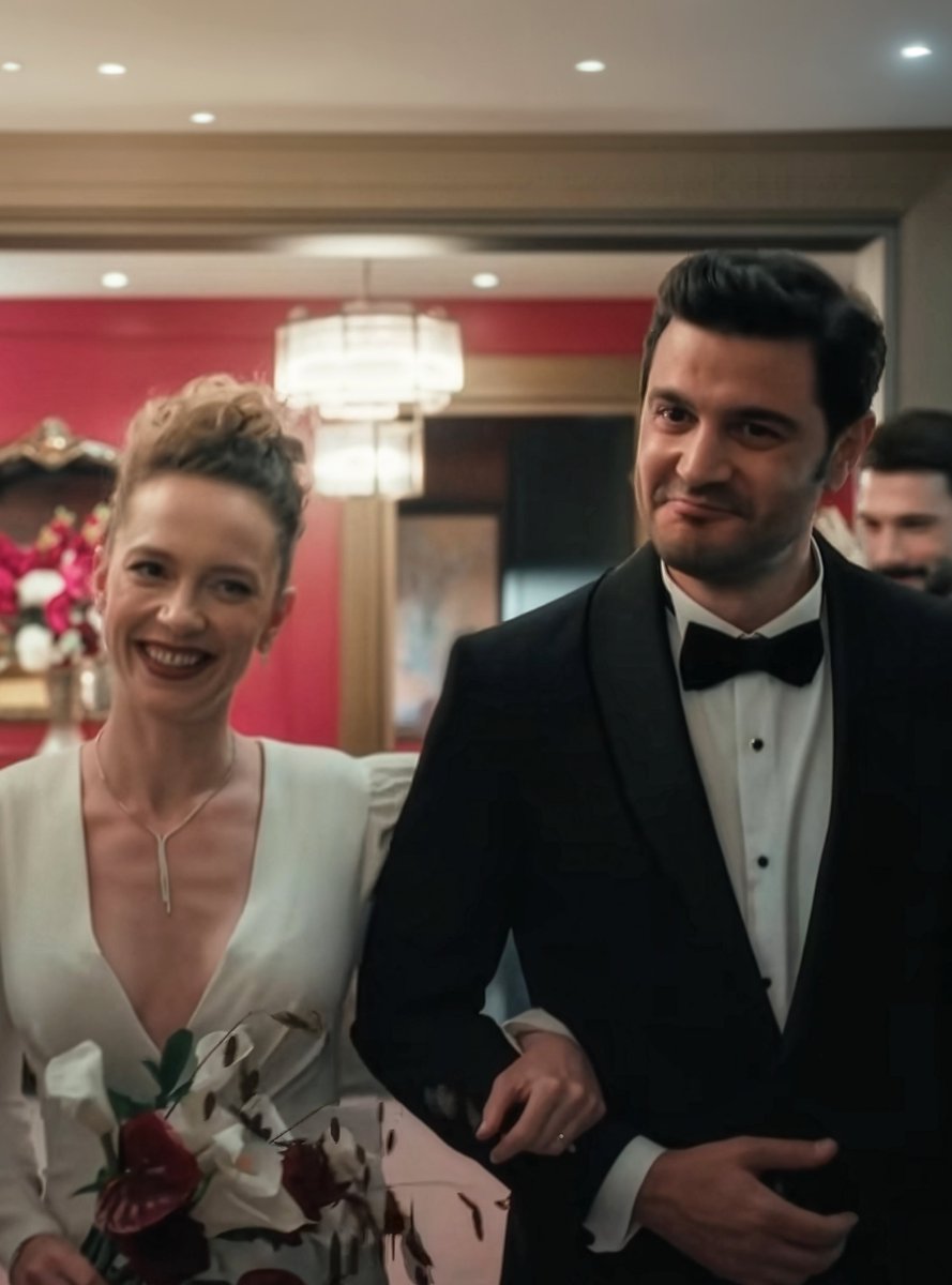 medyapimresmi's tweet photo. Bir düğünle vedalaştık, başka bir düğünle geri döndük. 💍 #Yeraltı https://t.co/5LQVYr3AfP