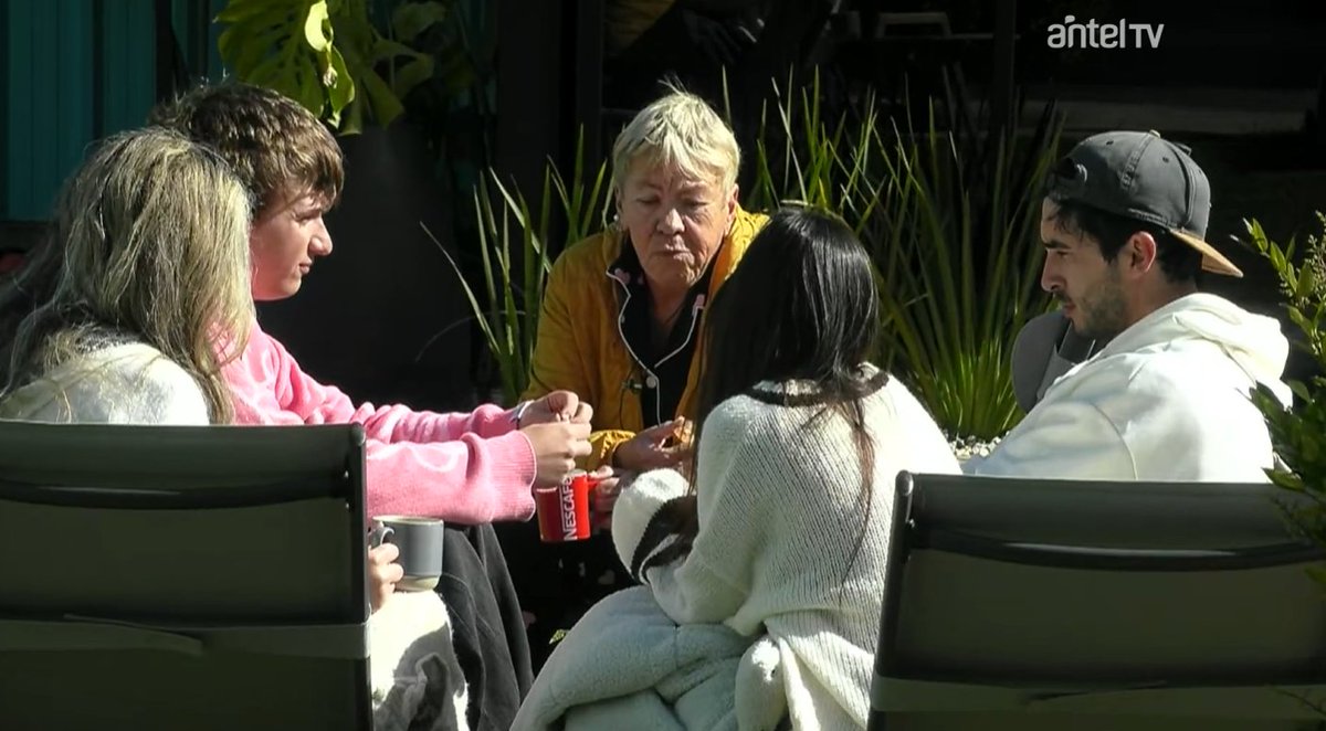 AdolfoUmpierrez's tweet photo. Esa tacita de Nescafé. Cómo todo emana orientalidad.
Solo falta que les entren requesón y empiecen a guardar los vasos.

#GranHermanoUruguay https://t.co/OPghIDj1Lb