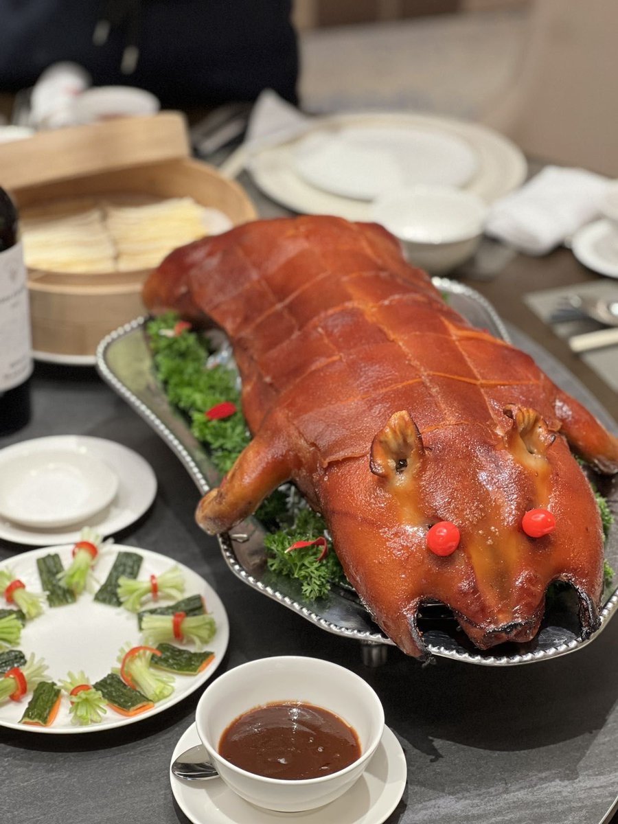 TwandaChaslds's tweet photo. Promoción especial de cena de Navidad! Delicioso cochinillo asado por solo 25€ esta semana, reserva ya tu mesa!， https://t.co/1ROSFj4CjG