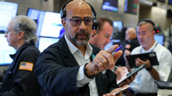 salutemekhalil's tweet photo. ⚡ PREMARKET — AI IS STRONG, BUT FUTURES ARE PAUSING

Dow futures +0.41%
S&P 500 futures +0.10%
Nasdaq futures -0.02%
Brent is back below $100, while the 10Y yield is around 4.9%.
My view:

Lower oil + softer yields are helping tech, but after yesterday’s huge AI rally, some consolidation makes sense.

I’m watching $META, $INTC, $AMD and $GOOGL at the open.

#Premarket #NASDAQ #SPX #AIStocks #TechStocks #WallStreet