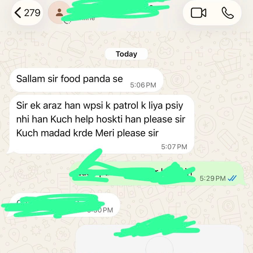Nadirqureshi's tweet photo. ابھی کچھ دیر پہلے Foodpanda سے گھر کا کچھ سامان منگوایا۔ ایک نوجوان آیا، بظاہر پڑھا لکھا، کراچی کا نوجوان۔ آرڈر آن لائن Paid تھا۔ اس نے سر جھکا کر سامان دیا اور جلدی سے چلا گیا۔

کچھ دیر بعد فون دیکھا تو اسی Rider کا میسج آیا ہوا تھامیسج پڑھا تو وہ منظر دوبارہ ذہن میں آگیا کہ وہ کس طرح سر جھکائے، خاموشی سے سامان دے کر فوراً چلا گیا تھا۔

یہ واقعہ شیئر کرنے کا مقصد صرف ایک Foodpanda Rider کی بات کرنا نہیں، بلکہ کراچی کے نوجوانوں کا تاریک مستقبل اور اس شہر کی شدید محرومیاں دکھانا ہے۔

یہ شہر موجودہ نظام کی وجہ سے چند ہاتھوں میں یرغمال ہے۔ چند افراد، خاندان اور ان کے رفقاء گزشتہ 18 سال میں 22 ہزار ارب روپے انہی لوگوں کی سماجی و معاشی ترقی کے نام پر لئیے، مگر چند افراد پھلتے پھولتے گئے حرام کے پیسوں سے اور کراچی کے پڑھے لکھے نوجوان کا مستقبل Foodpanda، Bykea اور inDrive تک محدود ہوتا جا رہا ہے۔ محنت کرنے میں کوئی عار نہیں، ہر محنت کش قابلِ احترام ہے—لیکن سوال یہ ہے کہ کیا اس شہر کے نوجوانوں کے لیے ان کی تعلیم اور صلاحیت کے مطابق مواقع بھی پیدا ہوئے؟

اب وقت ہے کہ کراچی کے لوگ اپنے مستقبل کے بارے میں سوچیں، سوال کریں اور اپنےمطالبات کراچی کی انتظامی یونٹ بناؤ  سامنے رکھیں اس کے لئے سڑکوں پر بھی آئیں۔

آج میرے ذہن میں بس اسی نوجوان کا جھکا ہوا سر اور اس کا ایک جملہ گھوم رہا ہے:

“Sir… wapsi k petrol k liye paisay nahi hain.”
#نظام_بدلو_انتظامی_یونٹس_بناؤ
#انتظامی_یونٹس_تو_بنکر_رہیگا
#Karachi