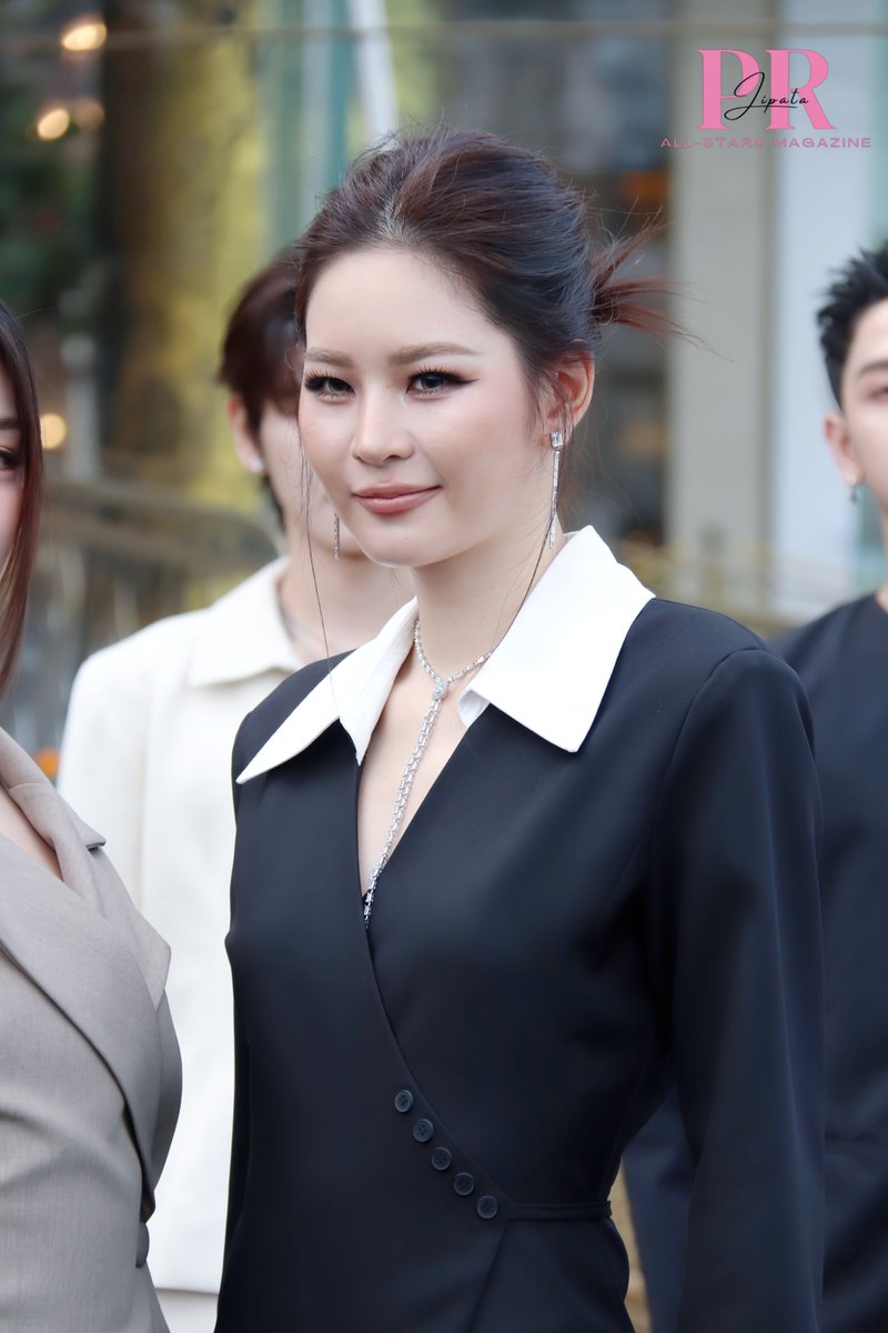 prjipata's tweet photo. "แอปเปิ้ล ลาภิสรา" ร่วมงานแถลงข่าว ELLE Fashion Week 2026 at ICONSIAM

#AppleXPressEFW2026 
 #applelapisara
#EFW26ATICONSIAM 
#ElleFashionWeek2026
#SeeYouAtTheTent https://t.co/zgtNBYNOty