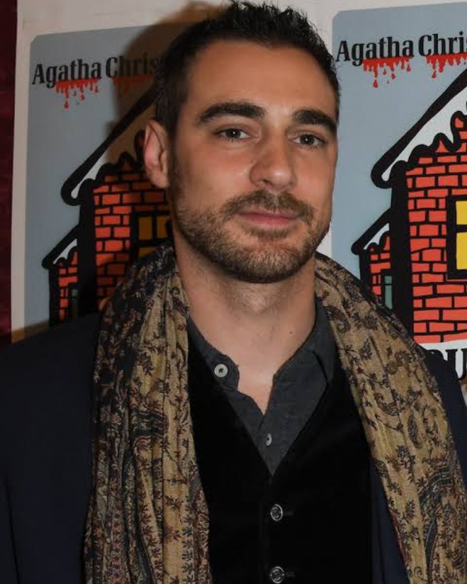 Cultination1's tweet photo. 🚨🇫🇷 Après des années de SOUFFRANCE, le comédien ARNAUD DENIS a été EUTHANASIÉ en BELGIQUE à 43 ANS.

En juillet 2023, Arnaud Denis avait subi une opération pour une hernie inguinale avec la pose d’une prothèse. Son état s’était ensuite fortement dégradé, avec des douleurs chroniques et de multiples complications. 

Il avait créé un collectif réunissant des centaines de témoignages de patients victimes d’implants anti-hernie. En mars, il était placé en soins palliatifs en Belgique. Il a finalement choisi l’euthanasie pour mettre fin à ses souffrances.
(BFM)