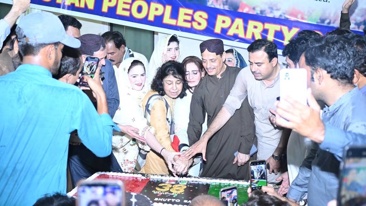 RazaDharijo's tweet photo. PPP City Nawabshah celebrated the Birthday 🎂 of Chairman PPP @BBhuttoZardari at Zardari House Nawabshah ❤️ https://t.co/tV4dy0L3W6