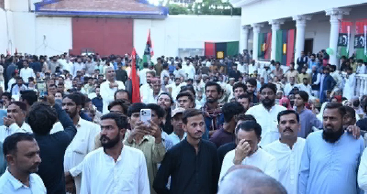 RazaDharijo's tweet photo. PPP City Nawabshah celebrated the Birthday 🎂 of Chairman PPP @BBhuttoZardari at Zardari House Nawabshah ❤️ https://t.co/tV4dy0L3W6