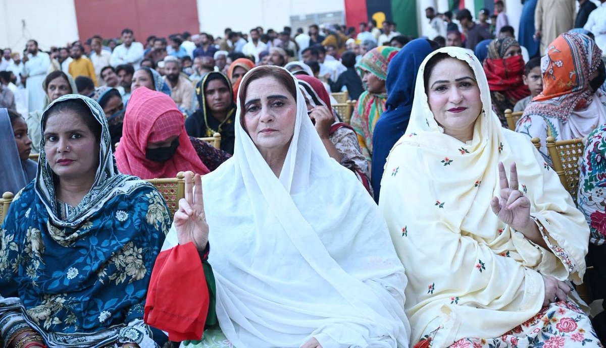 RazaDharijo's tweet photo. PPP City Nawabshah celebrated the Birthday 🎂 of Chairman PPP @BBhuttoZardari at Zardari House Nawabshah ❤️ https://t.co/tV4dy0L3W6