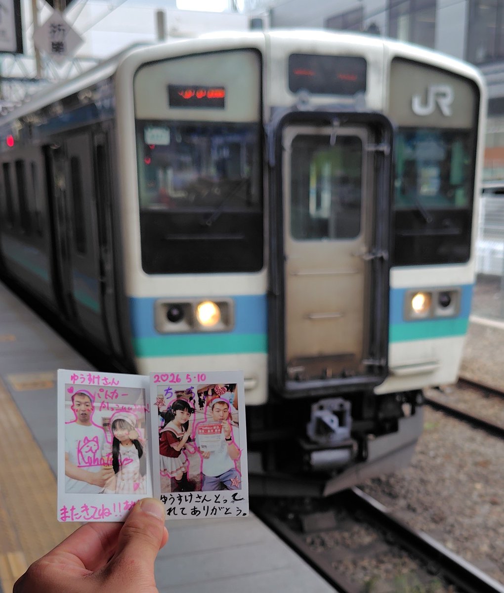 TWyjdk3AjdiIb96's tweet photo. 313系3000番台、211系3000番台長野色とGLUESのこはたんおねえさん、PINKYROCKETSのちーちゃんチェキ。#GLUES #こはたんおねえさん #PINKYROCKETS #ちーちゃん #身延線313系3000番台 #211系3000番台長野色 @PinkyRockets_ @GLUES_info @_kohatan_ @ch https://t.co/roFDhics1E
