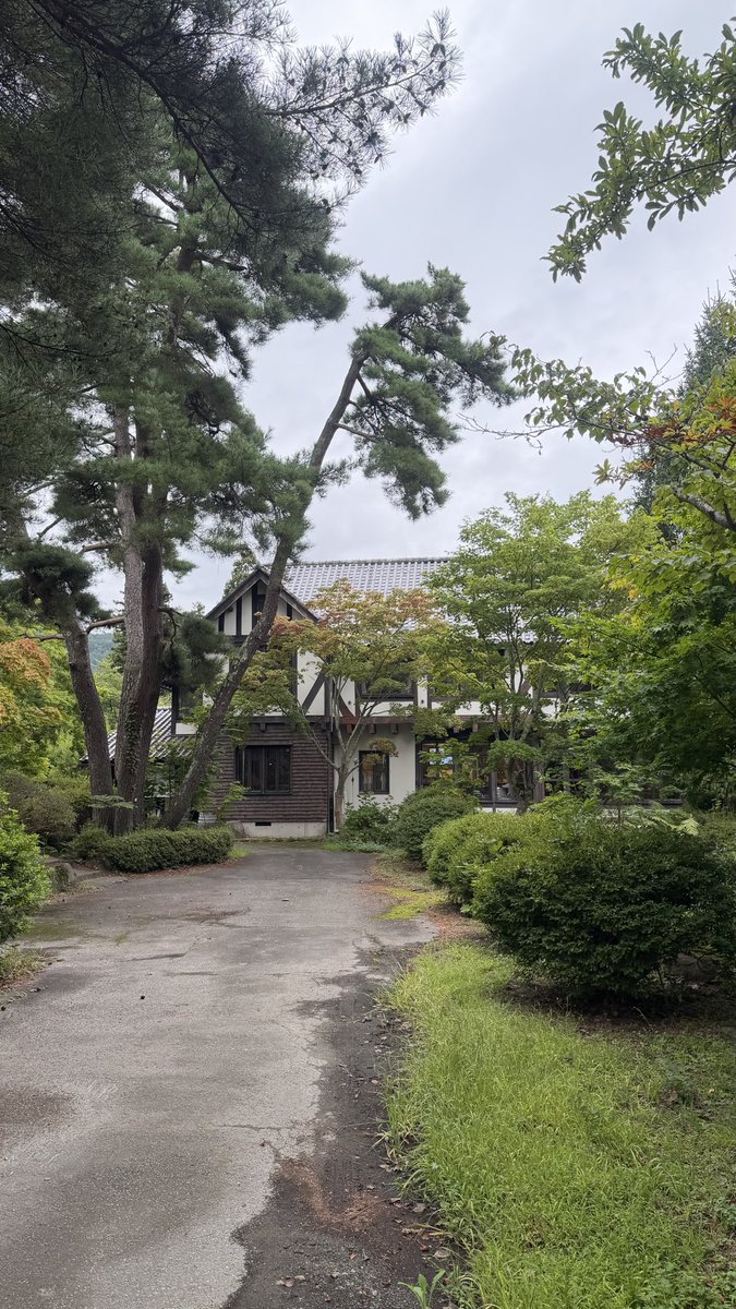 hinata1129's tweet photo. 長野の志賀高原ビールのTHE FARMHOUSEへ。暖簾が新しくなってかっこいい。タップ数やフード数は減ってしまったけど、それでも志賀高原ビールの良さは十分伝わる。自社日本酒や山伏が気軽に飲めるようになったのは良い試み。ボトル、グッズの販売がかなり減ったのでギャラリー玉村の方で買うが吉。 https://t.co/YX7od0nENZ