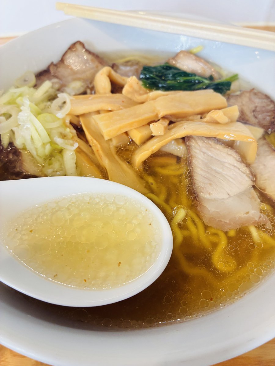 ramentabezou's tweet photo. 念願の一杯。
12:15着で4人待ち、無事入店。
死ぬまでに食べておきたい至高の一杯🍜
透き通った塩スープは文句なし。
個人的に塩100点💮
百名店を8年連続受賞。わざわざ新座まで食べに行く価値がある一杯だった。
#新座市 #ぜんや #ラーメン #百名店 https://t.co/meGb6X5P37