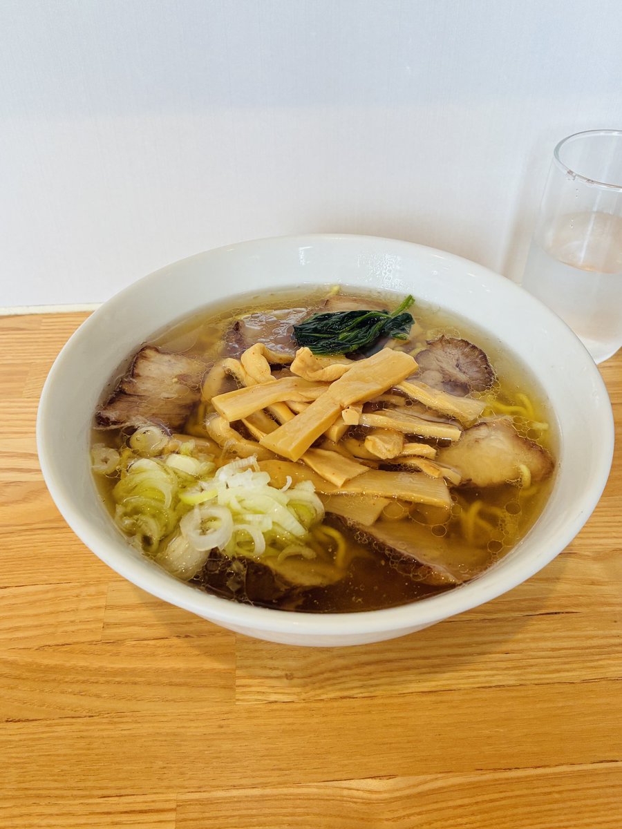ramentabezou's tweet photo. 念願の一杯。
12:15着で4人待ち、無事入店。
死ぬまでに食べておきたい至高の一杯🍜
透き通った塩スープは文句なし。
個人的に塩100点💮
百名店を8年連続受賞。わざわざ新座まで食べに行く価値がある一杯だった。
#新座市 #ぜんや #ラーメン #百名店 https://t.co/meGb6X5P37