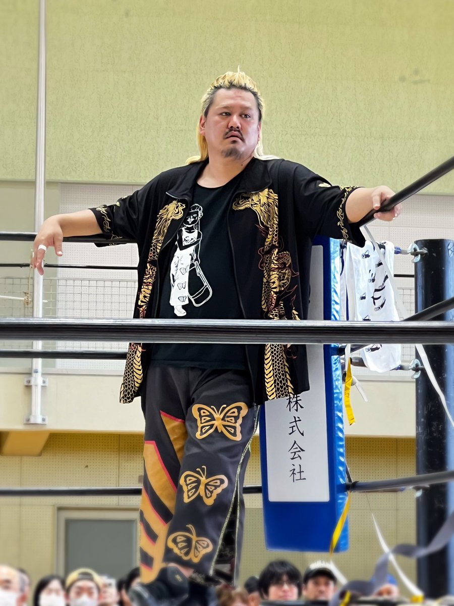 kamesanyama's tweet photo. 9.22 燕市大会
対戦相手の入場を待つ最上さん。
佇まいがかっこいい。
#MJ2 #2AW
#最上九 選手 https://t.co/0N5i4DivoY