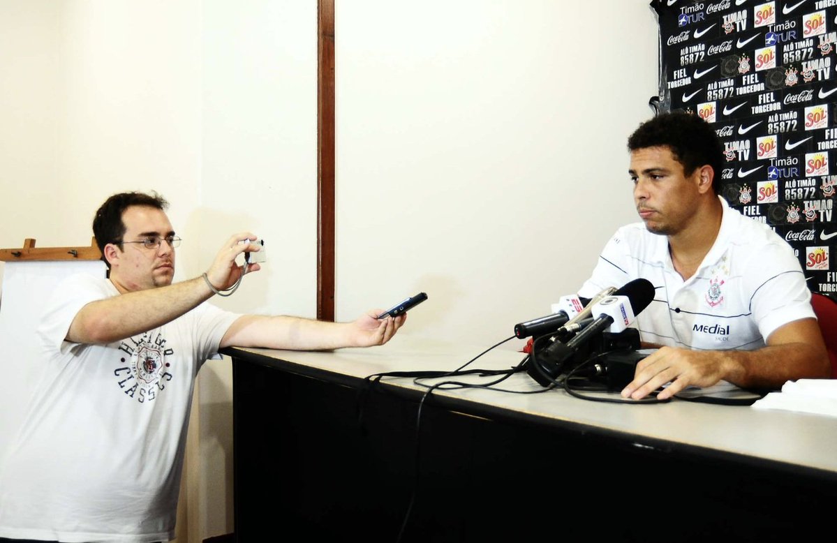 Vessoni's tweet photo. EU ESTAVA LÁ...
 
Ronaldo, meu caro,

Quando você ainda estava no Rio, treinando no Flamengo, eu estava na redação do Lance!, fazendo a matéria que revelou à torcida do Corinthians e ao mundo que você poderia ser jogador do Timão...

Quando sua contratação foi confirmada, eu estava lá... 

Quando você foi apresentado no Parque São Jorge, eu estava lá...

Quando fez seu primeiro treino, eu estava lá...

Quando participou da primeira pré-temporada no interior, eu estava lá...

Quando você fez sua primeira viagem com a delegação corintiana a Presidente Prudente, eu estava lá... 

Quando surgiu toda aquela confusão envolvendo a boate, eu estava na cidade para noticiar. .

Quando você viajou ao interior de Goiás e estreou com a camisa do Corinthians, contra o Itumbiara, eu estava lá...

Quando concedeu uma entrevista no dia seguinte, para poucos jornalistas, eu estava lá...

Quando você voltou a Presidente Prudente para disputar seu primeiro clássico e se apresentar ao torcedor corintiano do interior paulista, eu estava lá...

Quando jogou seu primeiro Dérbi, eu estava lá... 

Quando marcou, naquela mesma partida contra o Palmeiras, seu primeiro gol pelo Corinthians, eu estava lá... 

Quando estreou no Pacaembu, eu estava lá...

Quando marcou seu primeiro gol no Pacaembu, logo naquela estreia, eu estava lá...

Quando você recebeu no CT celebridades das mais diferentes áreas, eu estava lá... 

Quando foi gravar programas de televisão, eu estava lá...

Quando marcou dois gols na Vila Belmiro, incluindo aquele gol inacreditável contra o Santos de Neymar, eu estava lá...

Quando conquistou seus dois títulos pelo Corinthians — o Paulista contra o Santos e a Copa do Brasil contra o Internacional, dentro do Beira-Rio, em pleno ano do centenário colorado, colocando o Inter no DVD pela primeira vez —, eu estava lá...

Quando marcou três gols em uma mesma partida pela primeira vez com a camisa do Corinthians, eu estava lá...

Quando quebrou o pulso em Presidente Prudente, durante outro Dérbi, eu estava lá...

Quando voltou à mesma cidade e marcou dois gols contra o mesmo Palmeiras, sob um calor de quase 40 graus, eu estava lá...

Quando disputou sua primeira Libertadores pelo Corinthians, eu estava lá...

Quando parou o aeroporto de Bogotá, na Colômbia, eu estava lá...

Quando foi xingado pela torcida do Flamengo, revoltada porque você não vestiu a camisa rubro-negra e escolheu jogar no Corinthians, eu estava lá... 

Quando o projeto da Libertadores no ano do Centenário (2010) fracassou, eu estava lá...

Quando você perdeu para o Tolima e disputou o último jogo da sua carreira, em Ibagué, na Colômbia, eu estava lá...

Quando se despediu oficialmente do futebol no CT e respondeu a apenas cinco perguntas, eu estava lá — e fui um dos cinco jornalistas que fizeram uma pergunta a você...

... que privilégio acompanhá-lo por 69 jogos com a camisa 9 do Coringão, que privilégio ver de perto seus 35 gols e 10 assistências, que privilégio ver você levando duas taças. Eu tava lá!

Feliz 50 anos, Fenômeno!!!

Obrigado por ter vestido a camisa do Sport Club Corinthians Paulista.

📷 Daniel Augusto Jr.

#Corinthians #Ronaldo50