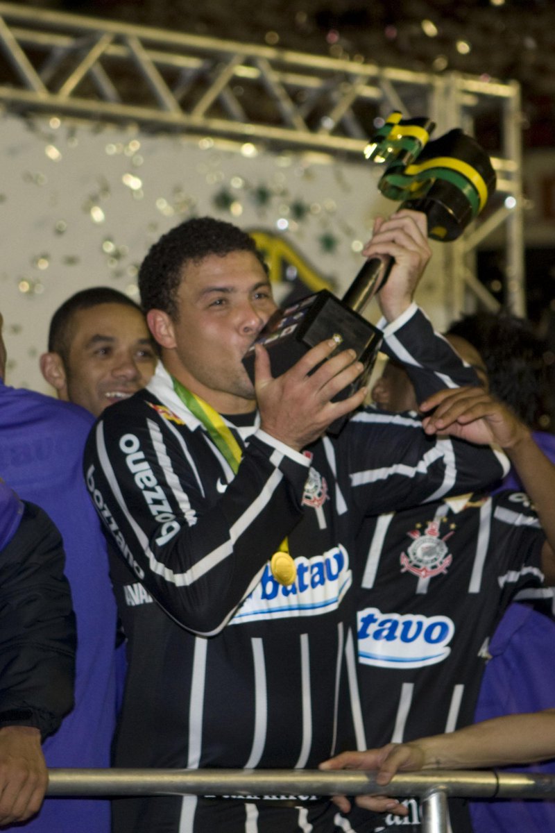Vessoni's tweet photo. EU ESTAVA LÁ...
 
Ronaldo, meu caro,

Quando você ainda estava no Rio, treinando no Flamengo, eu estava na redação do Lance!, fazendo a matéria que revelou à torcida do Corinthians e ao mundo que você poderia ser jogador do Timão...

Quando sua contratação foi confirmada, eu estava lá... 

Quando você foi apresentado no Parque São Jorge, eu estava lá...

Quando fez seu primeiro treino, eu estava lá...

Quando participou da primeira pré-temporada no interior, eu estava lá...

Quando você fez sua primeira viagem com a delegação corintiana a Presidente Prudente, eu estava lá... 

Quando surgiu toda aquela confusão envolvendo a boate, eu estava na cidade para noticiar. .

Quando você viajou ao interior de Goiás e estreou com a camisa do Corinthians, contra o Itumbiara, eu estava lá...

Quando concedeu uma entrevista no dia seguinte, para poucos jornalistas, eu estava lá...

Quando você voltou a Presidente Prudente para disputar seu primeiro clássico e se apresentar ao torcedor corintiano do interior paulista, eu estava lá...

Quando jogou seu primeiro Dérbi, eu estava lá... 

Quando marcou, naquela mesma partida contra o Palmeiras, seu primeiro gol pelo Corinthians, eu estava lá... 

Quando estreou no Pacaembu, eu estava lá...

Quando marcou seu primeiro gol no Pacaembu, logo naquela estreia, eu estava lá...

Quando você recebeu no CT celebridades das mais diferentes áreas, eu estava lá... 

Quando foi gravar programas de televisão, eu estava lá...

Quando marcou dois gols na Vila Belmiro, incluindo aquele gol inacreditável contra o Santos de Neymar, eu estava lá...

Quando conquistou seus dois títulos pelo Corinthians — o Paulista contra o Santos e a Copa do Brasil contra o Internacional, dentro do Beira-Rio, em pleno ano do centenário colorado, colocando o Inter no DVD pela primeira vez —, eu estava lá...

Quando marcou três gols em uma mesma partida pela primeira vez com a camisa do Corinthians, eu estava lá...

Quando quebrou o pulso em Presidente Prudente, durante outro Dérbi, eu estava lá...

Quando voltou à mesma cidade e marcou dois gols contra o mesmo Palmeiras, sob um calor de quase 40 graus, eu estava lá...

Quando disputou sua primeira Libertadores pelo Corinthians, eu estava lá...

Quando parou o aeroporto de Bogotá, na Colômbia, eu estava lá...

Quando foi xingado pela torcida do Flamengo, revoltada porque você não vestiu a camisa rubro-negra e escolheu jogar no Corinthians, eu estava lá... 

Quando o projeto da Libertadores no ano do Centenário (2010) fracassou, eu estava lá...

Quando você perdeu para o Tolima e disputou o último jogo da sua carreira, em Ibagué, na Colômbia, eu estava lá...

Quando se despediu oficialmente do futebol no CT e respondeu a apenas cinco perguntas, eu estava lá — e fui um dos cinco jornalistas que fizeram uma pergunta a você...

... que privilégio acompanhá-lo por 69 jogos com a camisa 9 do Coringão, que privilégio ver de perto seus 35 gols e 10 assistências, que privilégio ver você levando duas taças. Eu tava lá!

Feliz 50 anos, Fenômeno!!!

Obrigado por ter vestido a camisa do Sport Club Corinthians Paulista.

📷 Daniel Augusto Jr.

#Corinthians #Ronaldo50