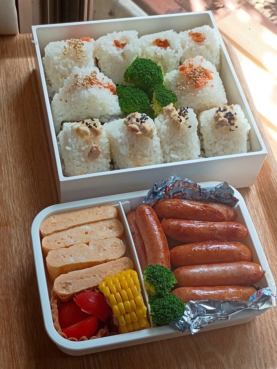 key_nya's tweet photo. 台風一過で海浜公園へ
夫がソーセージ焼いたので、なんだかお弁当がたのピクに寄ってしまった 笑
我が家は昆布を食べる人がいないので、梅🍙、シーチキン🍙、鮭🍙
1食でお米3合消えた〜💦 https://t.co/TB42PEfz8h
