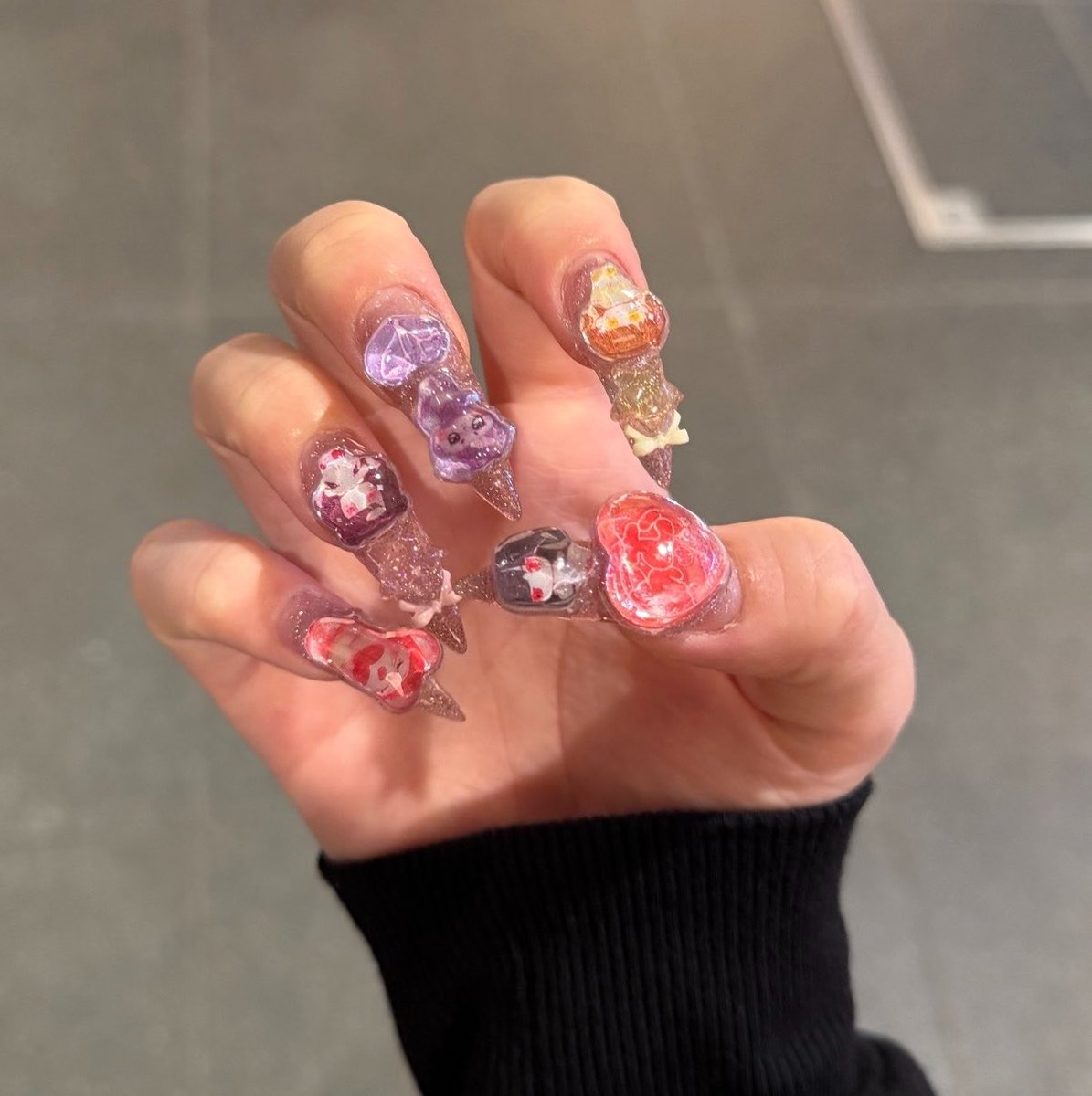 oo_iixy's tweet photo. リリイベの為にきゅるちゃんネイルしたんだ~💜❤️💛🩷
爪見るだけで上がる(  ´˘`  ) https://t.co/34A1DdbFu7