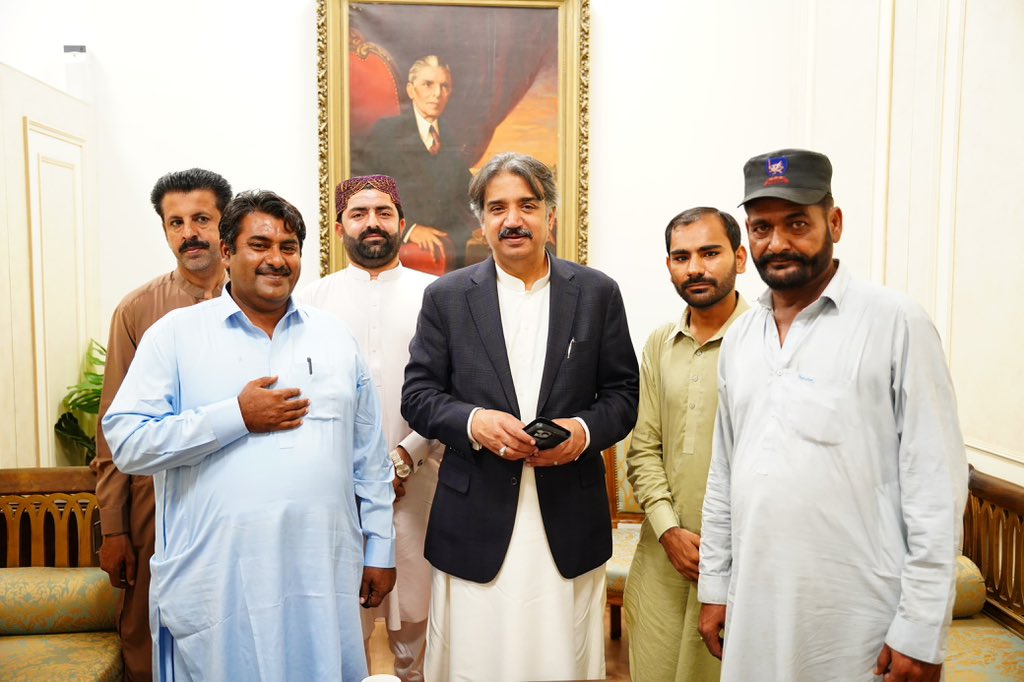 awais_shah01's tweet photo. کراچی: سندھ اسمبلی کے دفتر میں شہریوں سے ملاقات کی، ان کے مسائل سنے اور متعلقہ انتظامیہ کو ہدایات جاری کیں کہ شہریوں کے مسائل کو ترجیحی بنیادوں پر فوری حل کیا جائے۔ عوامی مسائل کا بروقت ازالہ ہماری اولین ترجیح ہے۔ https://t.co/taBNnfaKQ6