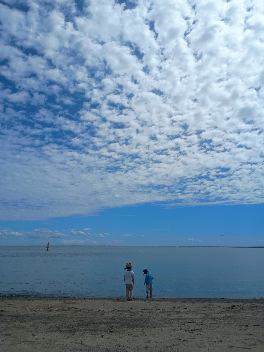 key_nya's tweet photo. 台風一過で海浜公園へ
夫がソーセージ焼いたので、なんだかお弁当がたのピクに寄ってしまった 笑
我が家は昆布を食べる人がいないので、梅🍙、シーチキン🍙、鮭🍙
1食でお米3合消えた〜💦 https://t.co/TB42PEfz8h