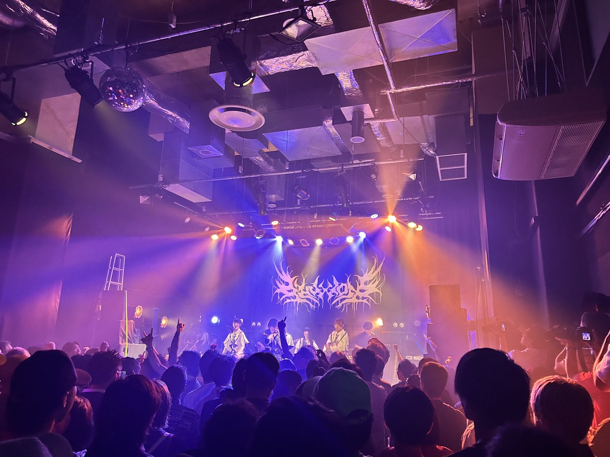 depopopoooon's tweet photo. バンドセットの良質な音楽を感じに行ったら知ってるお姐さんがサーフで人の上転がってました https://t.co/li7PQnRG8g