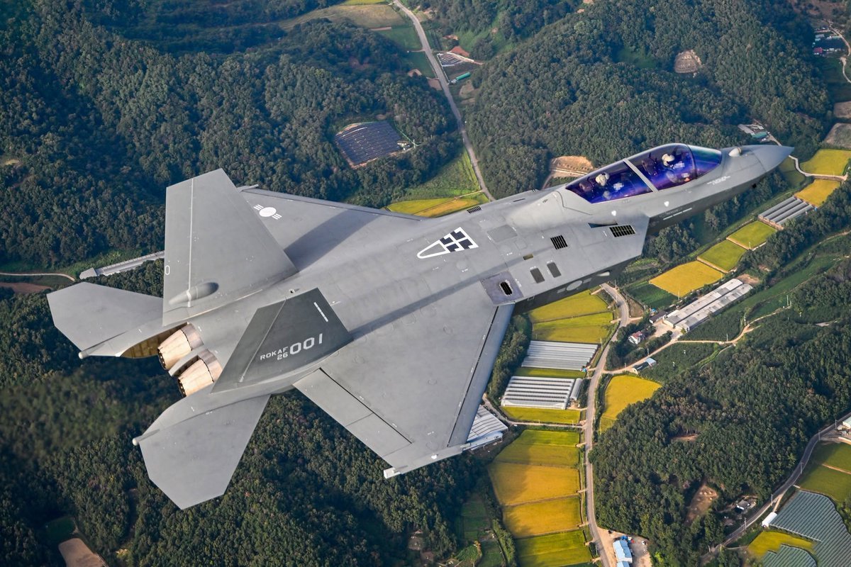 Yagnaroon's tweet photo. 🇰🇷 | Korea Aerospace Industries (KAI) has finally delivered the KF-21 Boramae (Unit 1) to ROKAF, announced on 22nd. This is a huge milestone for K-Defense. Now that the KF-21 has been handed over to ROKAF https://t.co/zFTrYlnYAh