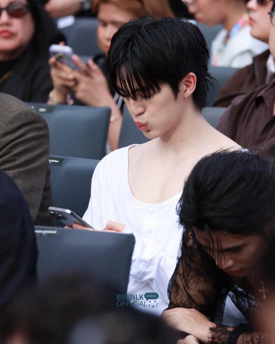 BBENLKOFFICIAL's tweet photo. ผู้คนหลากหลาย but baby you look so shine 🪽💚 @bbenlk 

#BenBunyapol #bbenlk #ELLEFashionWeek2026
#EFW26ATICONSIAM
#SeeYouAtTheTent https://t.co/GlkDPsbaE0