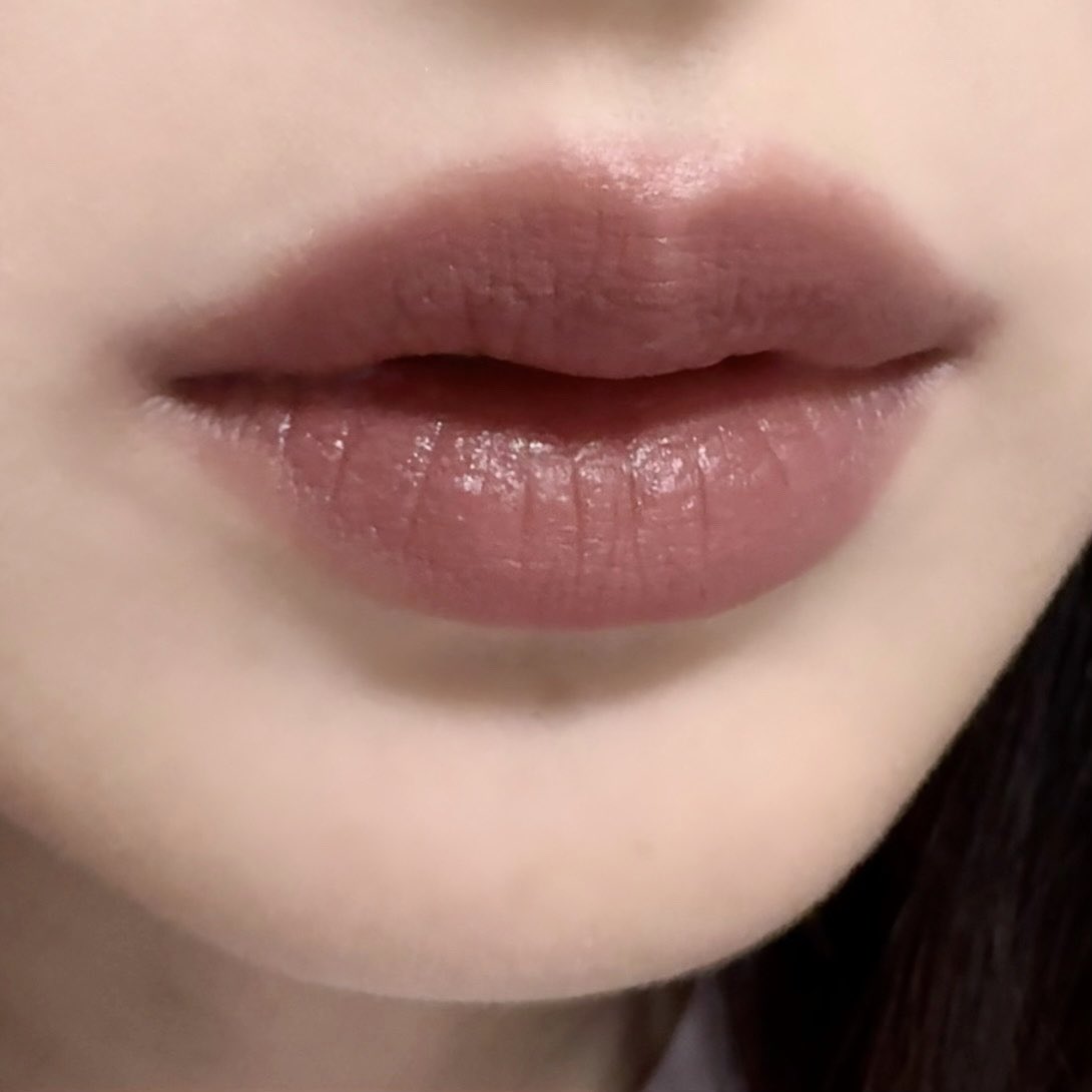 aibymakeupppp's tweet photo. YSLの秋冬リップといえばこれも私の中でマスト。ラブヌードスティックの8番。ほんのり彩度を落としたモーヴブラウン。マットリップ苦手な私の数少ない愛してるマット。かわいいかわいい https://t.co/2EUqz0GVma