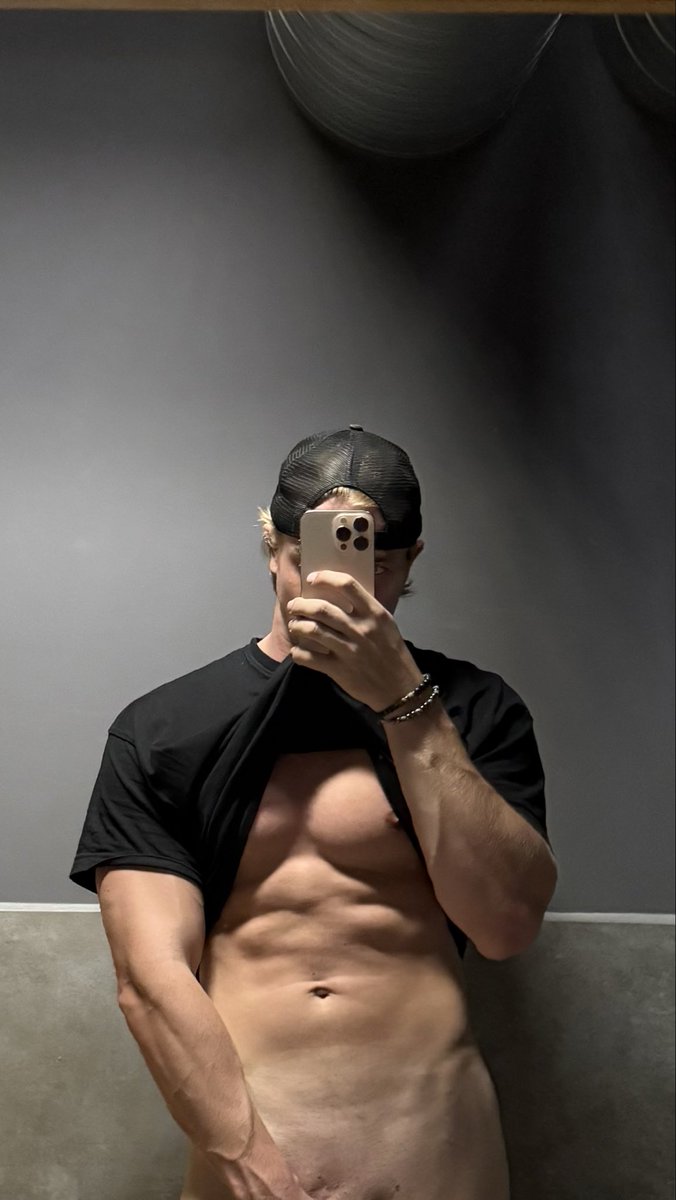 Sunkissedleaks's tweet photo. a moment alone in the changing room👀🤫 https://t.co/Ow5YEwpK6P