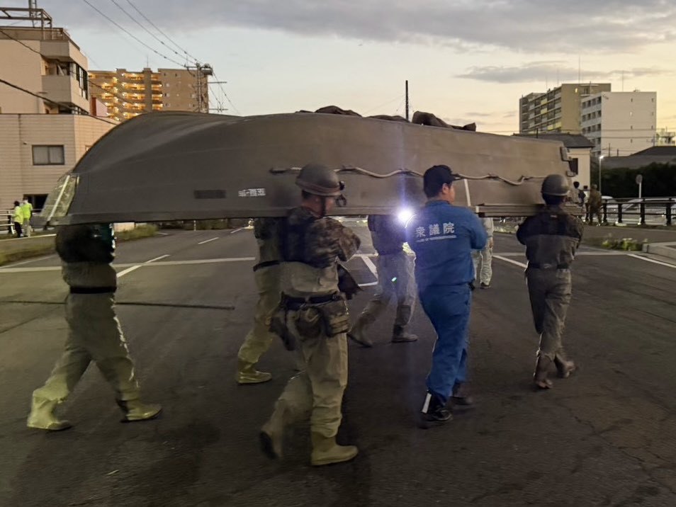 hisato_tamiya's tweet photo. 陸上自衛隊第1空挺団の皆様が、高崎川の氾濫により取り残された方々の救助のため、佐倉市に駆けつけてくださいました。

約50名、ボート12隻の体制で、表町・鏑木町へ。日が暮れ、他の支援が入りにくい場所にも、暗闇の中、足元を棒で一つひとつ確かめながら進み、十数名の方々を救助していただきました。

中には、お子さんを含むご家族もいらっしゃいました。日中はなかなか避難できずにいましたが、自衛隊の皆様が声をかけ、怖がるお子さんたちにも寄り添���ながら、夜間の避難につなげてくださいました。

まさに、こうした厳しい状況で人命を守る最後の砦として、自衛隊だからこそできる活動だったと感じています。

隊員の中には、佐倉市内にお住まいで、ご自身の家も心配な中、救助の現場に駆けつけてくださった方もいらっしゃいました。

久保中隊長をはじめ第1空挺団の皆様、佐倉市だけでなく県内から駆けつけていただいた消防隊の皆様、そして派遣にご尽力いただいた小泉防衛大臣@shinjirokoiz 、熊谷知事、西田佐倉市長をはじめ、すべての関係者の皆様に心から感謝申し上げます。

まだ対応は続いています。引き続き、人命と安全を最優先に、復旧に向けて全力で取り組みます。

#佐倉市
#台風25号