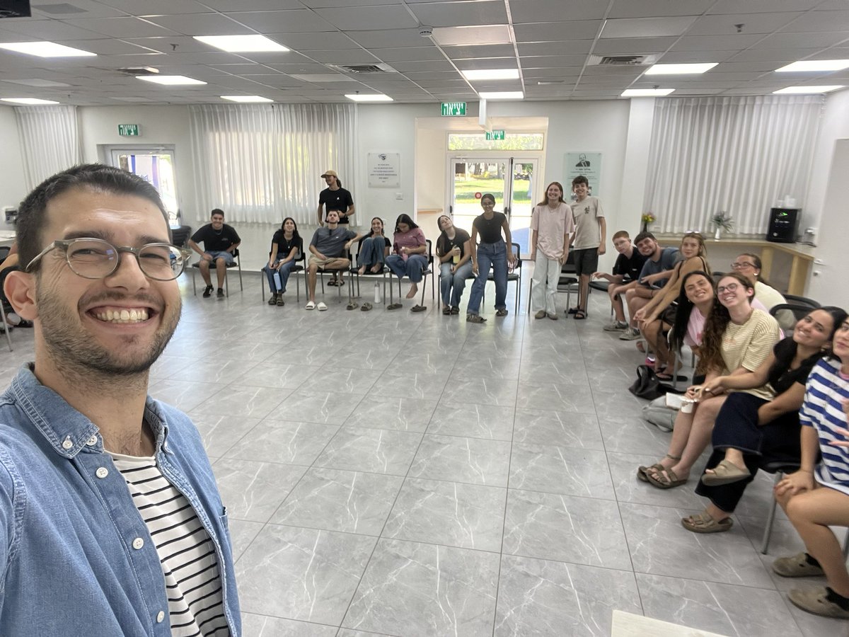 boazack's tweet photo. 1/ עם מי לובי 99 מזדהים פוליטית?
היום פגשתי ש״שים בגרעין של הצופים. מפגש בלתי אמצעי שאני אוהב לעשות מול סטודנטים, בבתי ספר, בתי אבות ואיפה לא. והשאלה הזו עולה יותר ויותר בימים כאלו.
אז האמת היא שבארגון שלנו יש ימנים, שמאלנים, דתיים וחילונים. >> https://t.co/Cu4xA6JhF6