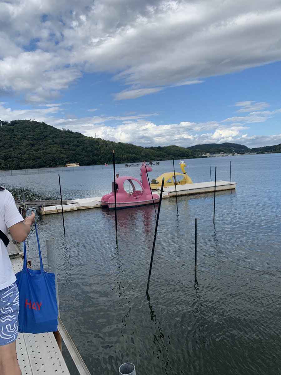 nilny6's tweet photo. 新幹線の時間迫って10分で食べた浜松餃子と、2人分漕がされたスワンボートと、浜松科学館の象徴だった入り口のロボットの頭部🤖
20年振りにロボに会えると思ったら、お前こんなに小っこくなっち���って…
しばらく哀れみを感じその場を動けなかった https://t.co/GVWXULZOeH