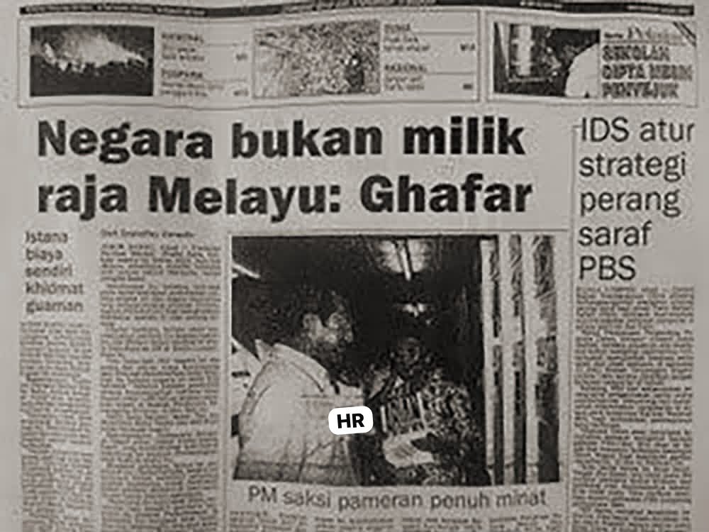HafizRayyan's tweet photo. Salam

Pengundi ditakutkan konon PH menang melayu akan hilang kuasa, DAP gugat institusi Raja, masuk kampung hasut nanti MB N9 seorang cina DAP.

Makcik penyokong PN BN sampai cakap org melayu islam PH “ntah2 tak pandai mengucap”.

Jasa PH N9 soal good governance, fiscal performance & investment disenyapkan.

Hasil negeri 2024 RM636j melepasi sasaran RM520j. Pelaburan 2025 pula pecah rekod RM19.1b dilupakan.

Takdir, biru menang haru Biru jadi. Sejarah UMNO BN kurang ajar pada Raja, bukan DAP!