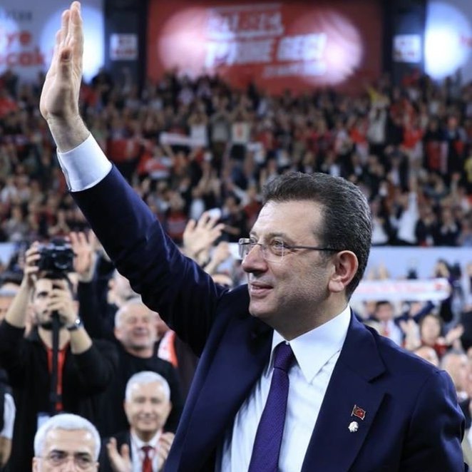 istanbuldestek's tweet photo. Ekrem İmamoğlu'ndan kayyım Kılıçdaroğlu'na: 

Bazıları beni siyasi tutsak olarak görmüyormuş ama bununla övünen zihniyet, ancak ve ancak özgürlüğü Saray’a yakınlıkla ölçen zihniyettir. Hatta daha da ileri gideyim, kendini oraya tabi ve oraya tebaa olarak gören zihniyetin tezahürüdür. Bu bakımdan ben Allah'a şükürler olsun çok özgürüm, irademi kimseye teslim etmedim ve etmem."
