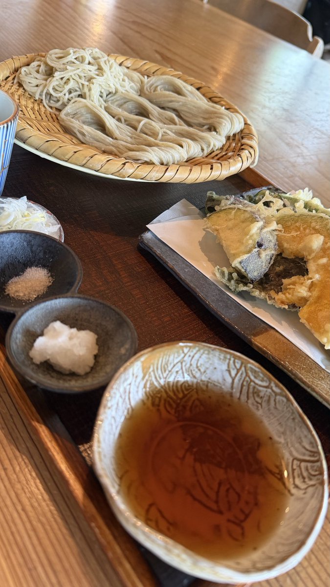 hinata1129's tweet photo. 長野戸隠の手打ちそば岳。天ざるとポルチーニとそばのタリアテッレ。前日にオススメされて訪問。メニューは載せないけど、酒のレパートリーや一品料理が強くて、理想は酒と一緒に楽しみたい店。悔しくてクロモジのノンアルソーダを頼んでしまった。キャンプ場内なのでコテージ泊という選択肢もあるが… https://t.co/Yg9AkgSLmt
