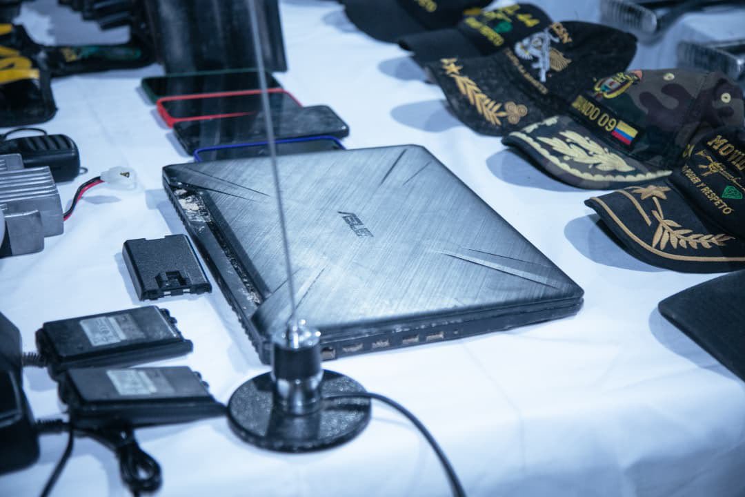 subdirectorpol's tweet photo. Mi reconocimiento a @PoliciaAntiNar, a los Comandos Jungla, la Aviación Policial y nuestros investigadores, por el resultado sobresaliente en Santa Marta, donde fueron neutralizados 7 integrantes de las Autodefensas Conquistadoras de la Sierra Nevada, entre ellos alias “Cholo”. https://t.co/aAUmFIgI04