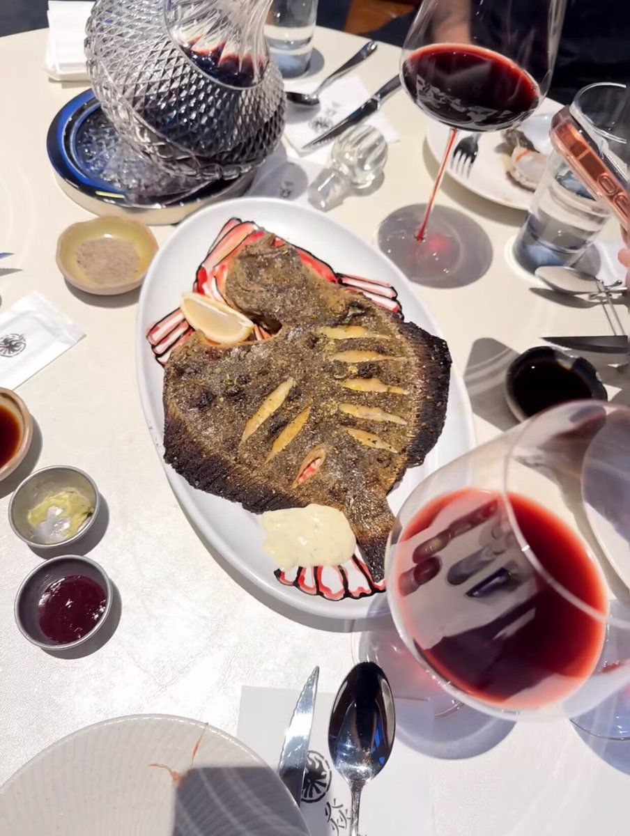 RoyvsBlevins's tweet photo. 今日は家で料理する気分になれなくて🍷
いとこと外食で美味しい食事を楽しむ夜🦐
ついでにお店の料理を見て、こっそり料理術を勉強📝
#夕食 
#外ご飯
#食事記録
#食事の時間 
#料理勉強 https://t.co/nkQGlOKhnh