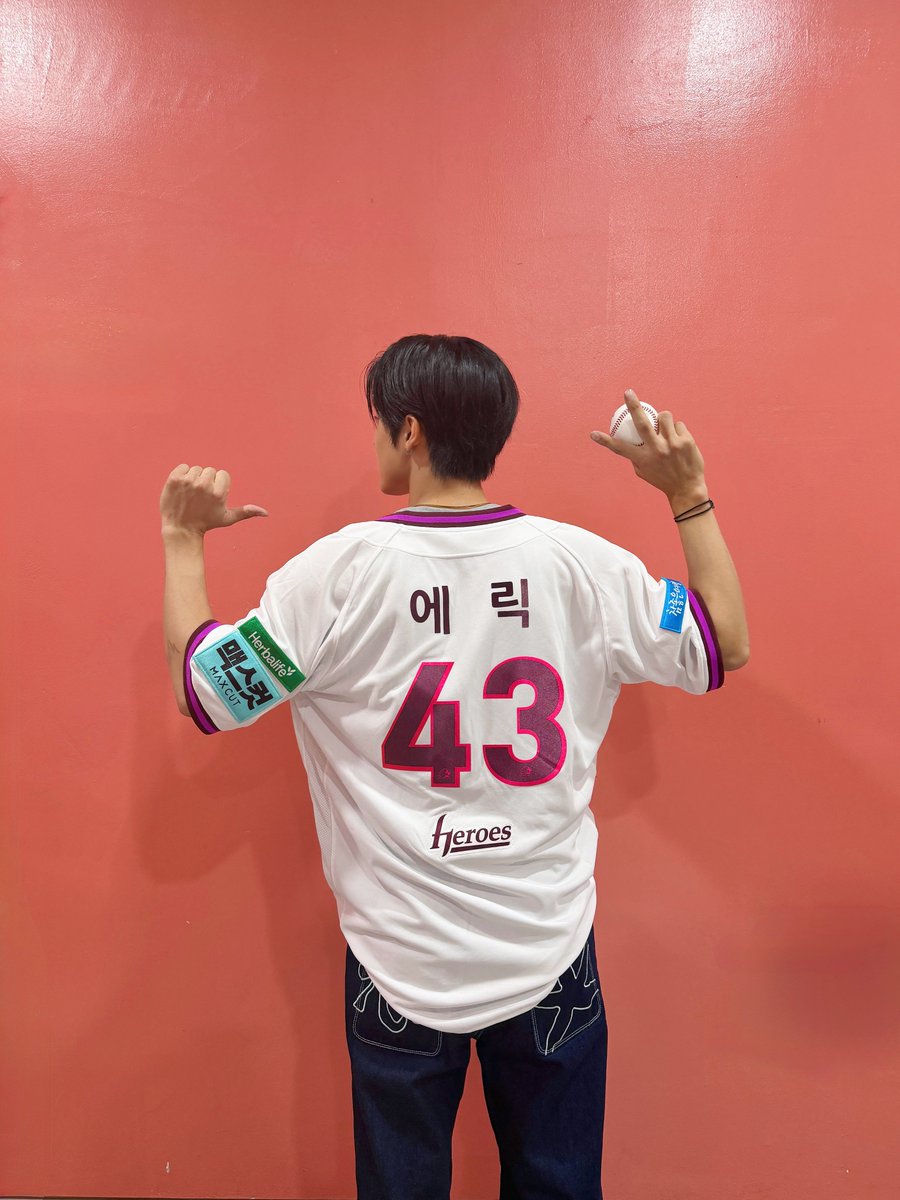 ericisenergy's tweet photo. [📸] 
260922 키움 히어로즈 시구 완료 ⚾

#ERIC #에릭 #GRID #그리드 https://t.co/OeAOnPbCpG